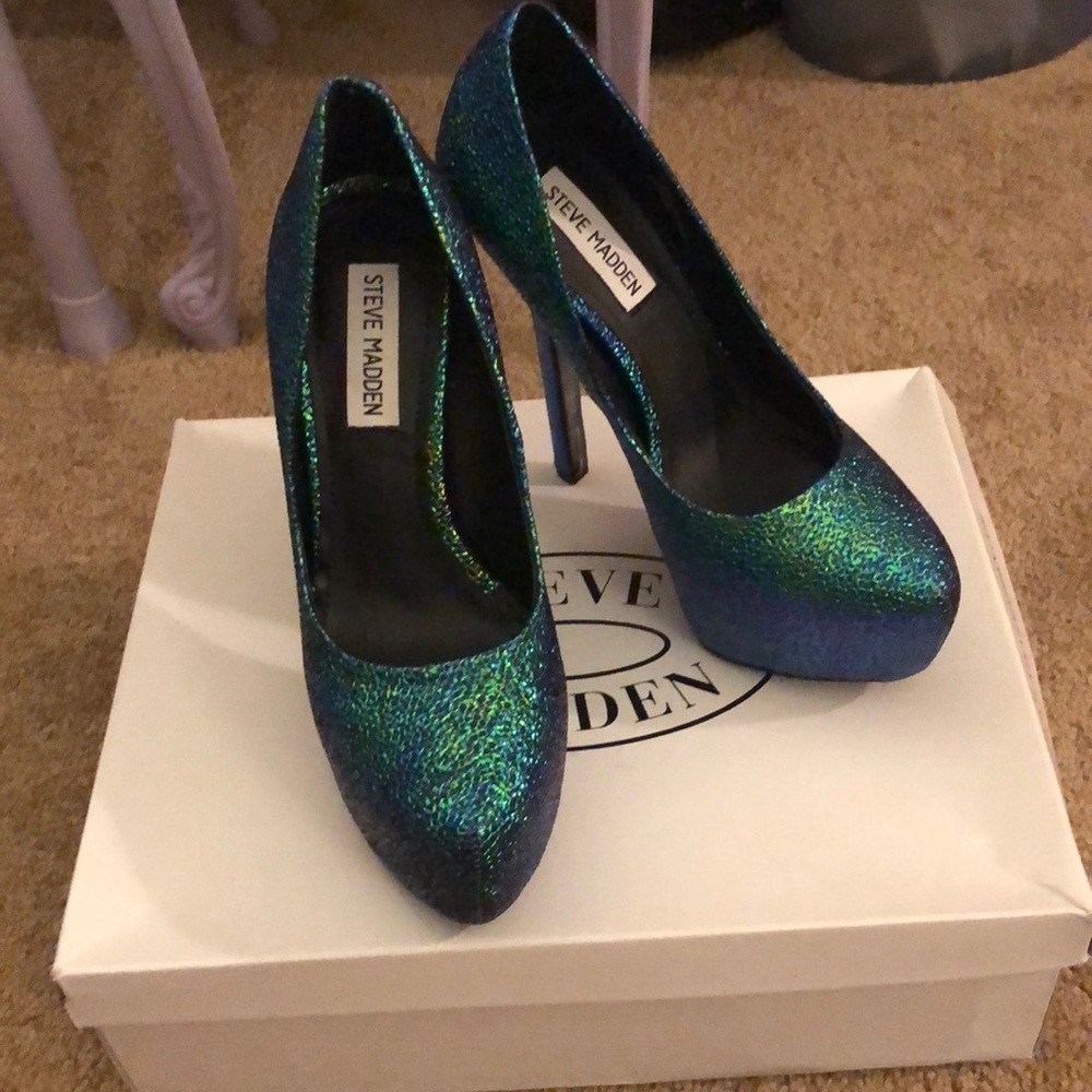 Steve Madden Dejavu Green multi size 7. Never worn